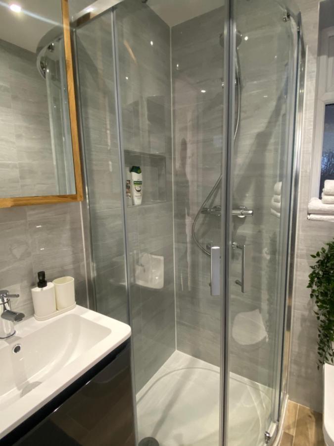 Lovely And Modern Studio Apartment. Borehamwood Exterior foto
