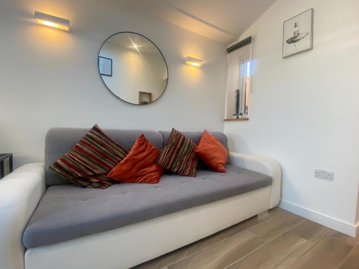 Lovely And Modern Studio Apartment. Borehamwood Exterior foto