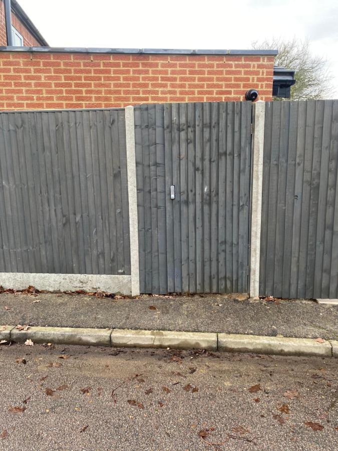 Lovely And Modern Studio Apartment. Borehamwood Exterior foto